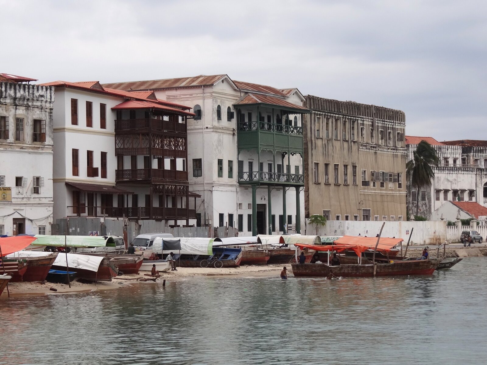 Majengo na mashua katika ufukwe wa Stone Town, Zanzibar